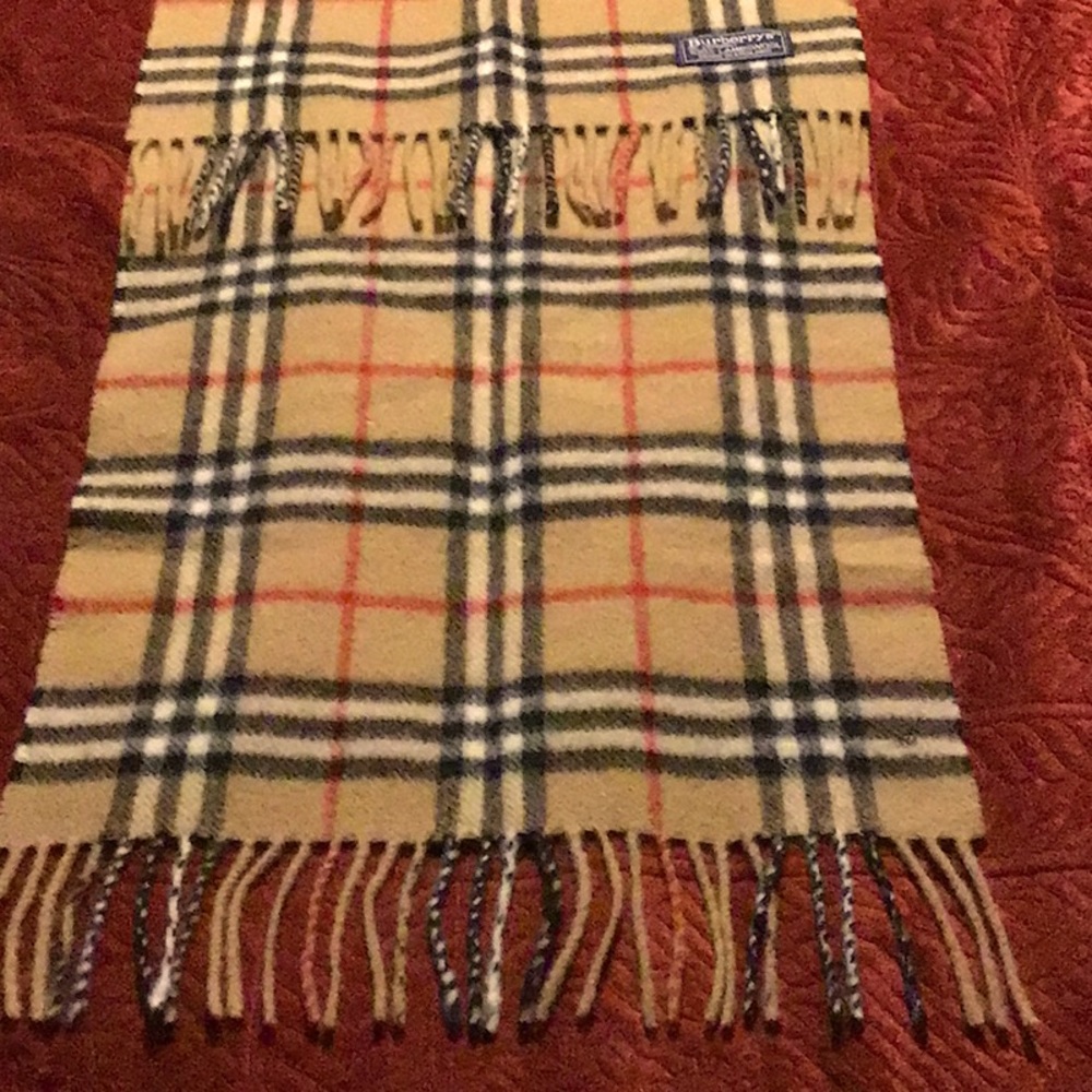 Vintage Burberrys lambswool nova check scarf. Size is 12” x 57”.